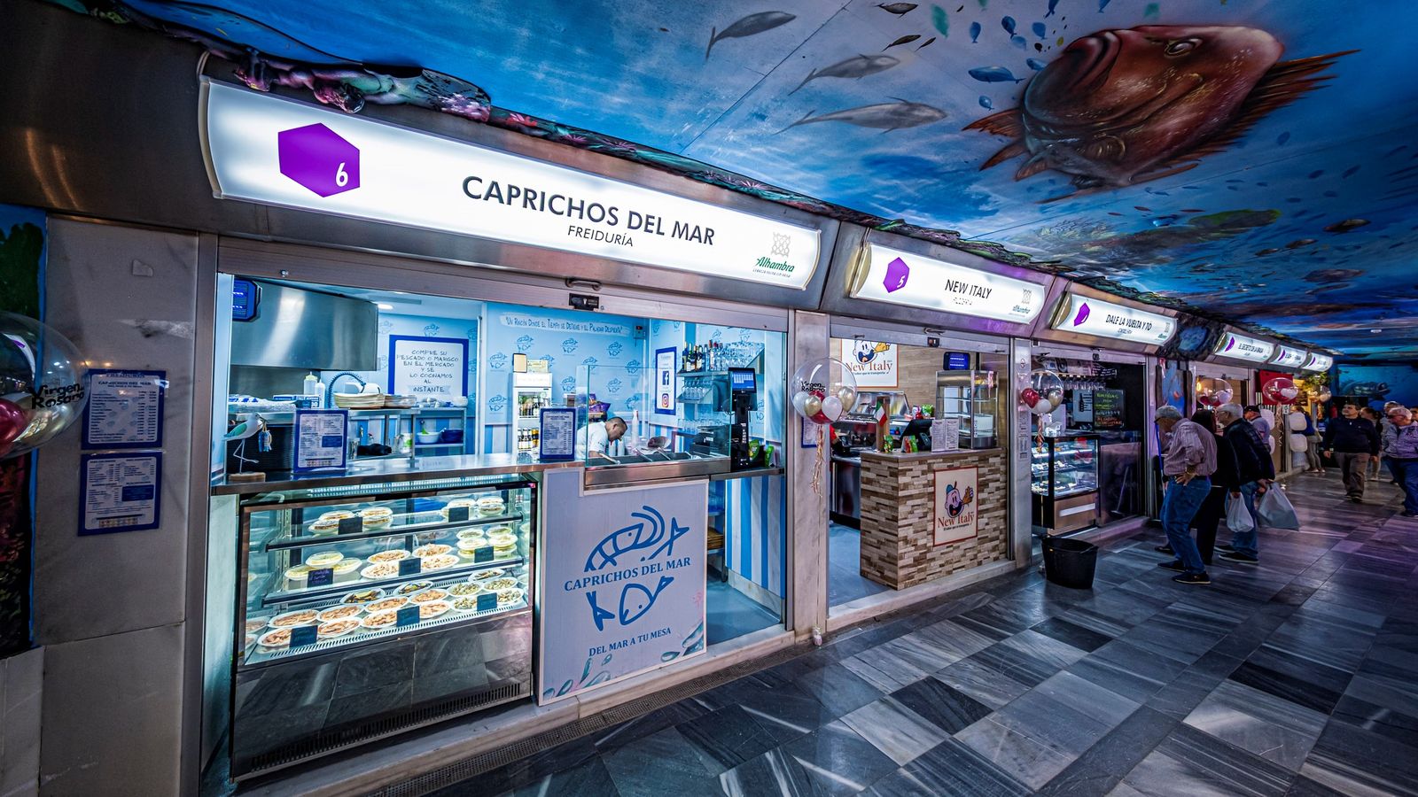 Algunos de los puestos del Mercado de Abastos Virgen del Rosario en Cádiz