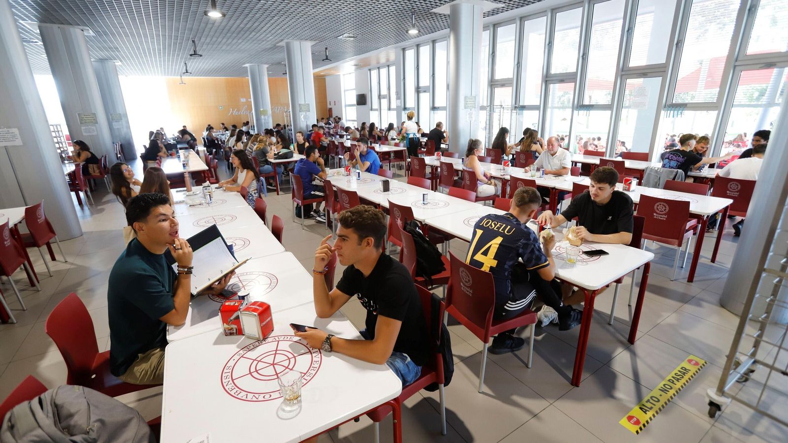 Ambiente universitario en el comedor de la UHU