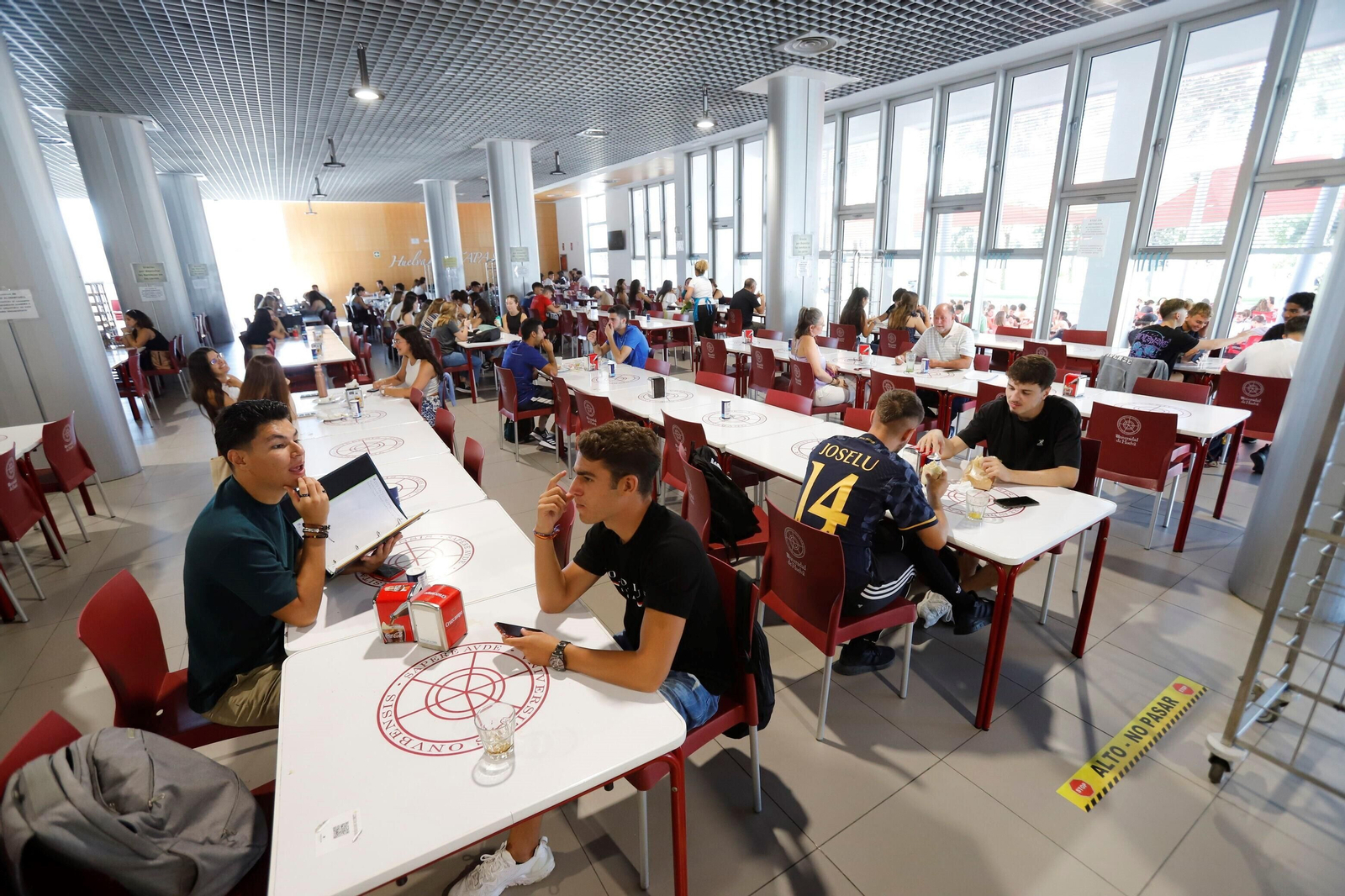 Ambiente universitario en el comedor de la UHU