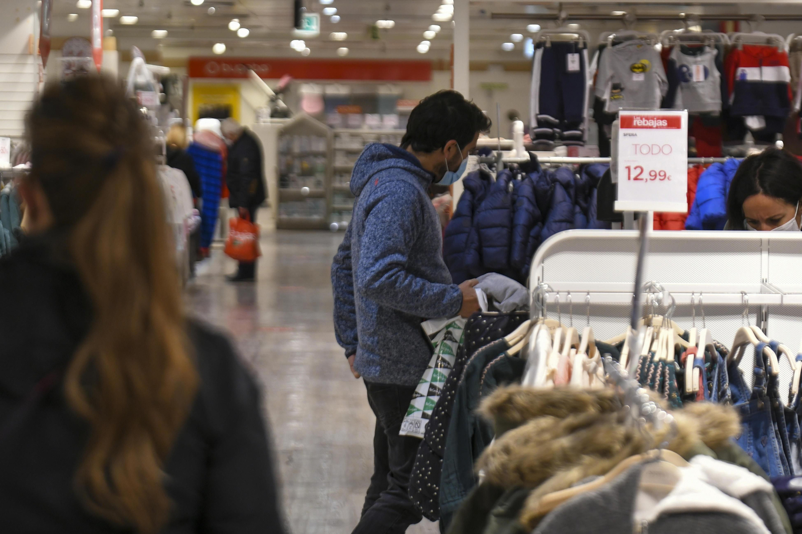 Fotos: el inicio de las rebajas en el Corte Inglés de Granada