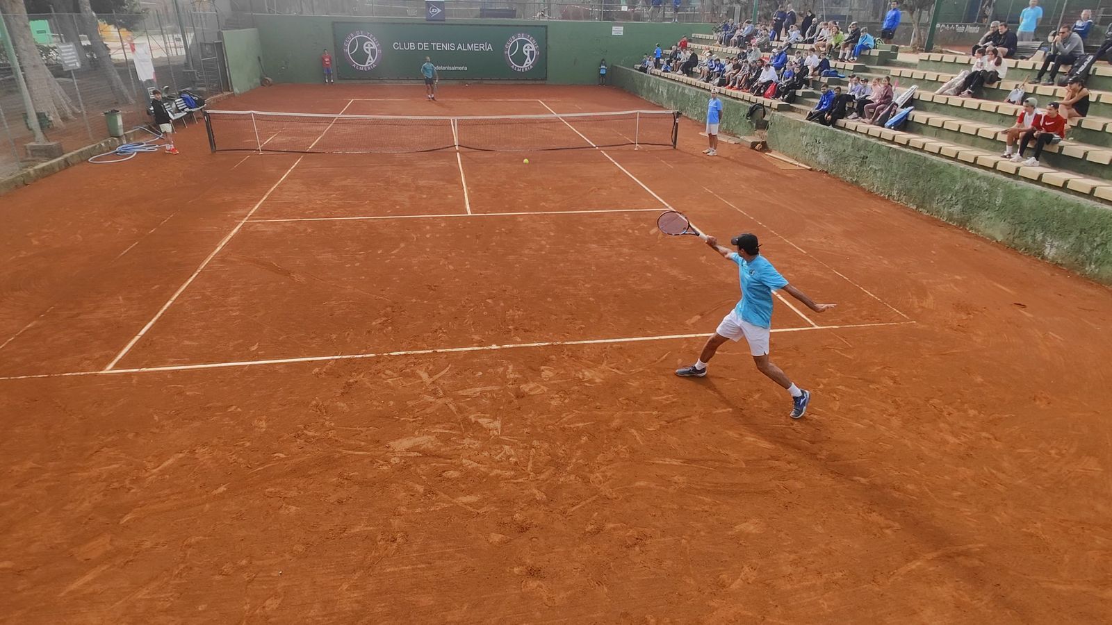 Un momento de la exhibición llevada a cabo durante el clínic de tenis compeltado en el Club de Tenis Almería.