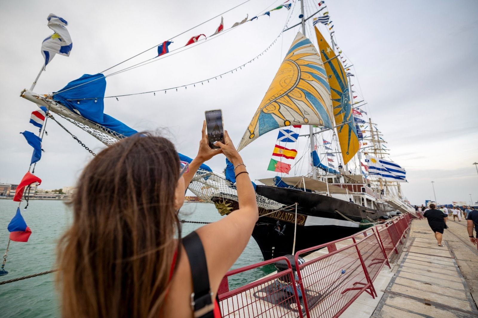 Las imágenes de la llegada del 'Capitán Miranda' a la Gran Regata 2023 de Cádiz