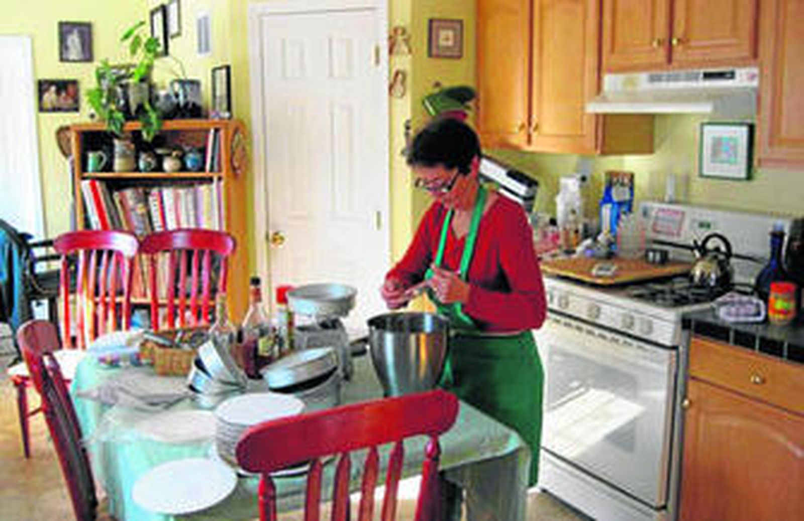 Ángeles trabaja en su nueva cocina tras establecerse en Almería.