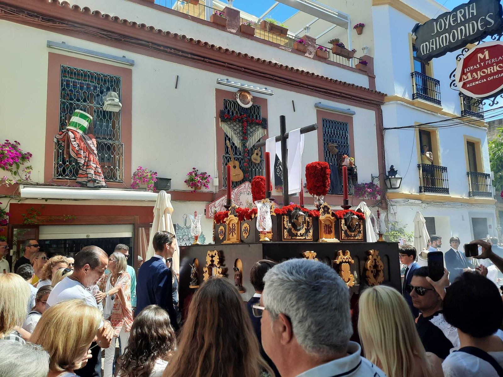 Alcorce pasea por la Judería de Córdoba la tradicional Cruz de Mayo, en imágenes