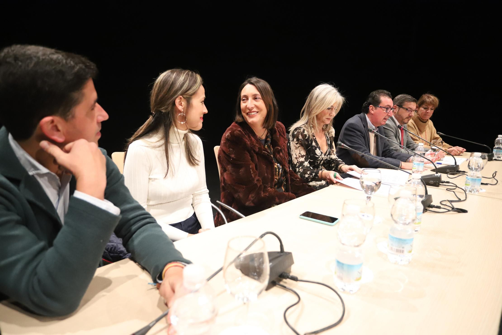 La consejera con los cargos del partido ayer en las Cocheras del Puerto.