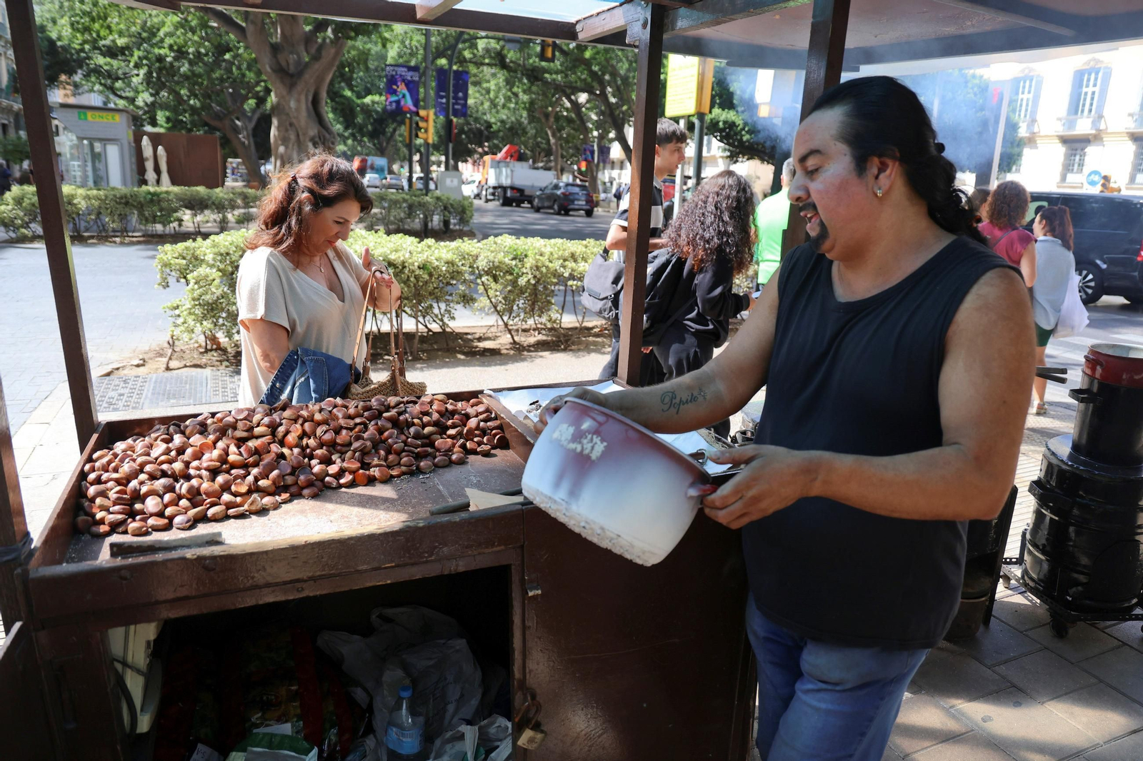 Uno de los puestos de castañas que hay por el centro de Málaga