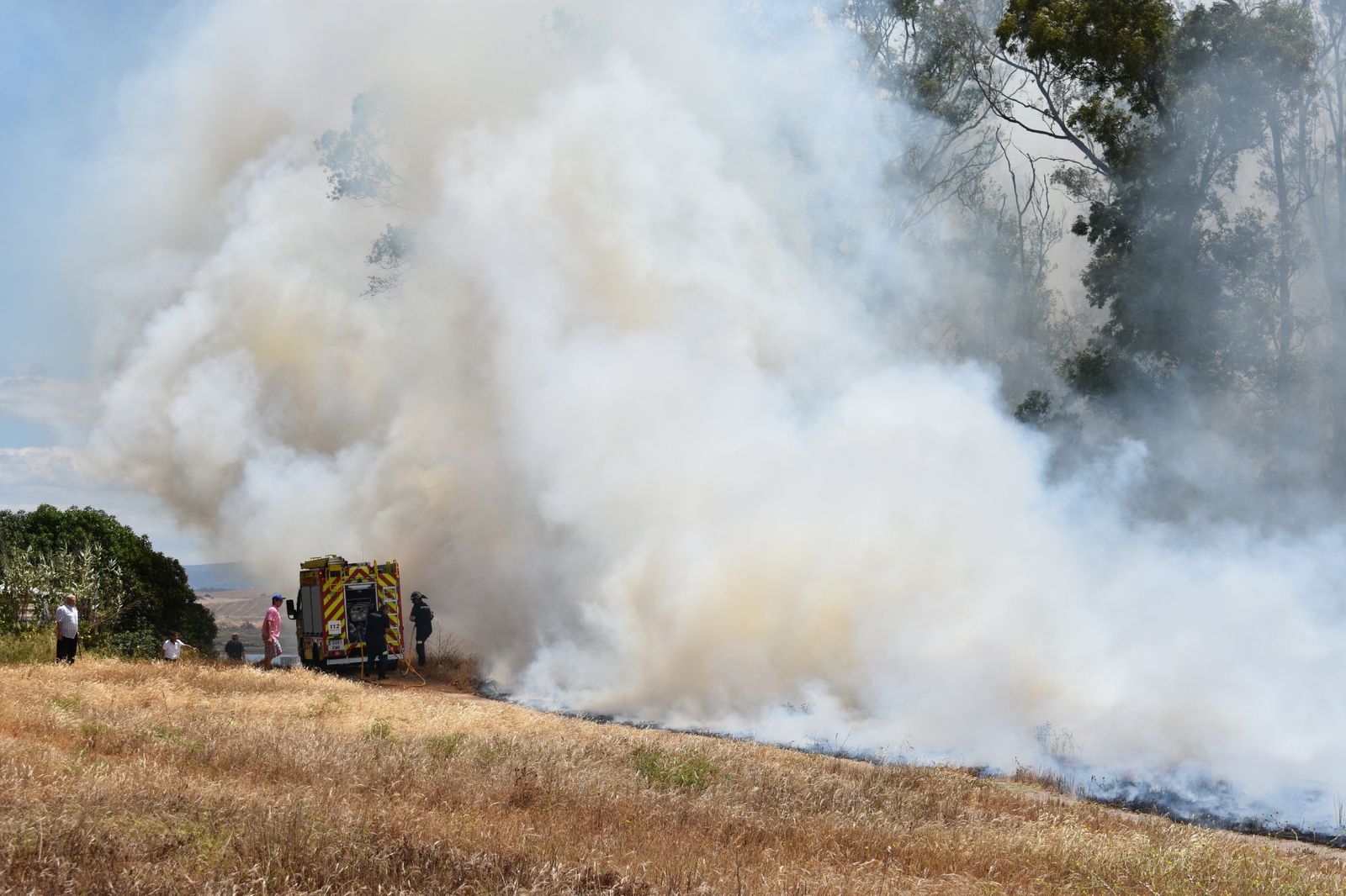 Lo seco del terreno generó una inmensa columna de humo.