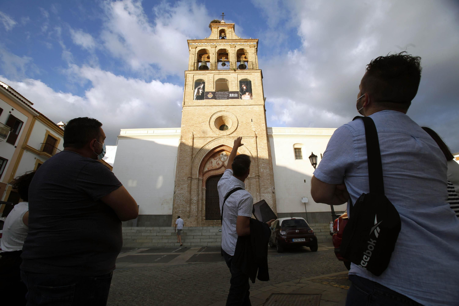 Los asistentes frente a la espadaña del templo lepero de Santo Domingo de Guzmán