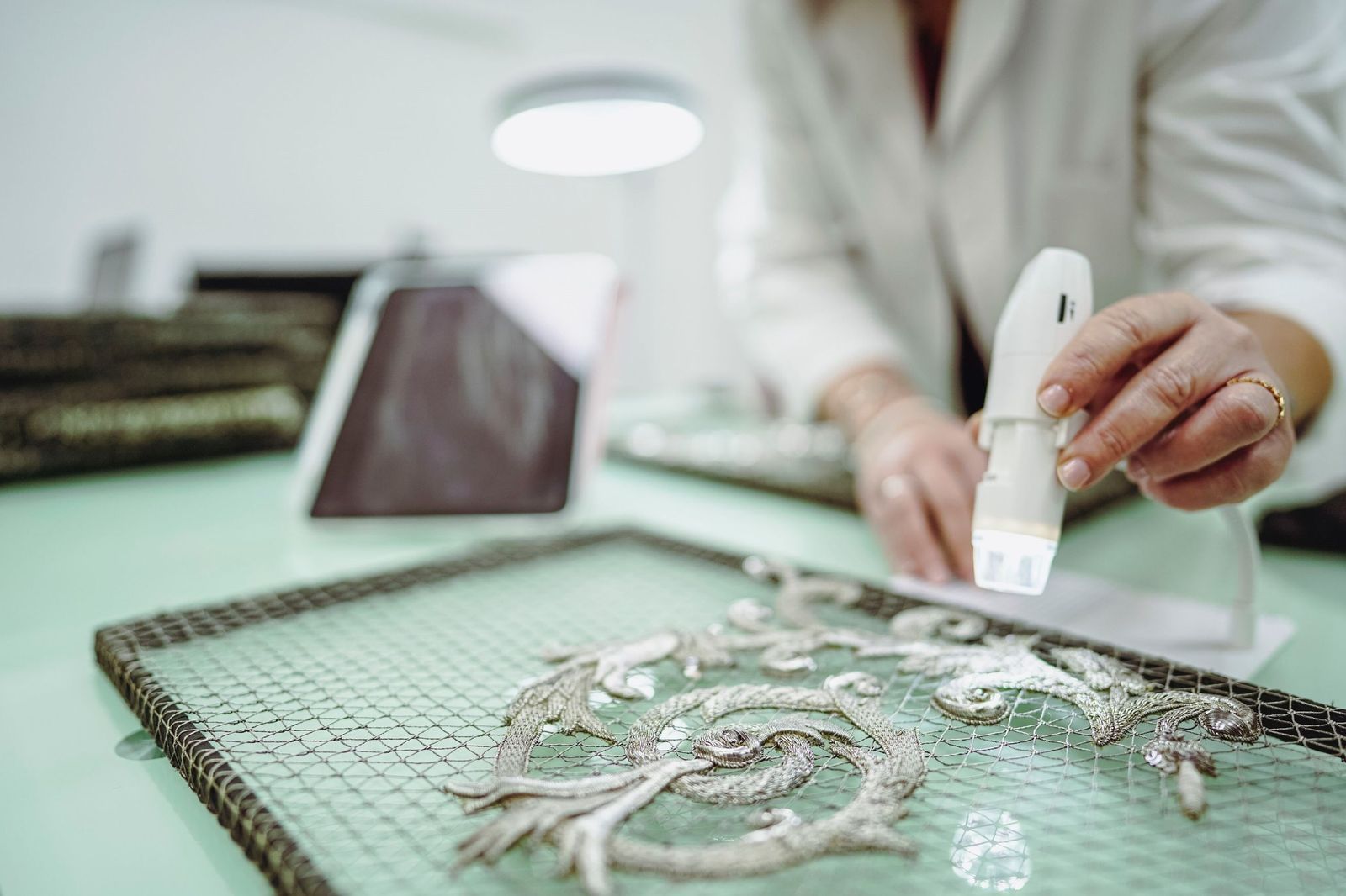 Cámara microscópica para analizar el estado de los bordados.