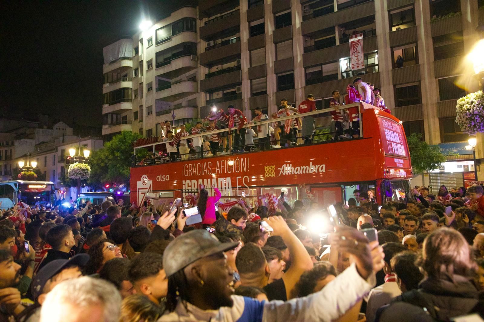 La fiesta del ascenso del Granada CF en la Fuente de las Batallas