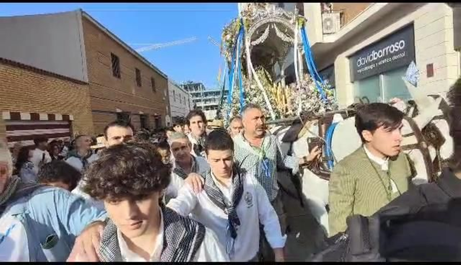 El Rocío 2023: La Hermandad de Huelva comienza su camino al compás de palmas El Rocío 2023: La Hermandad de Huelva comienza su camino al compás de palmas