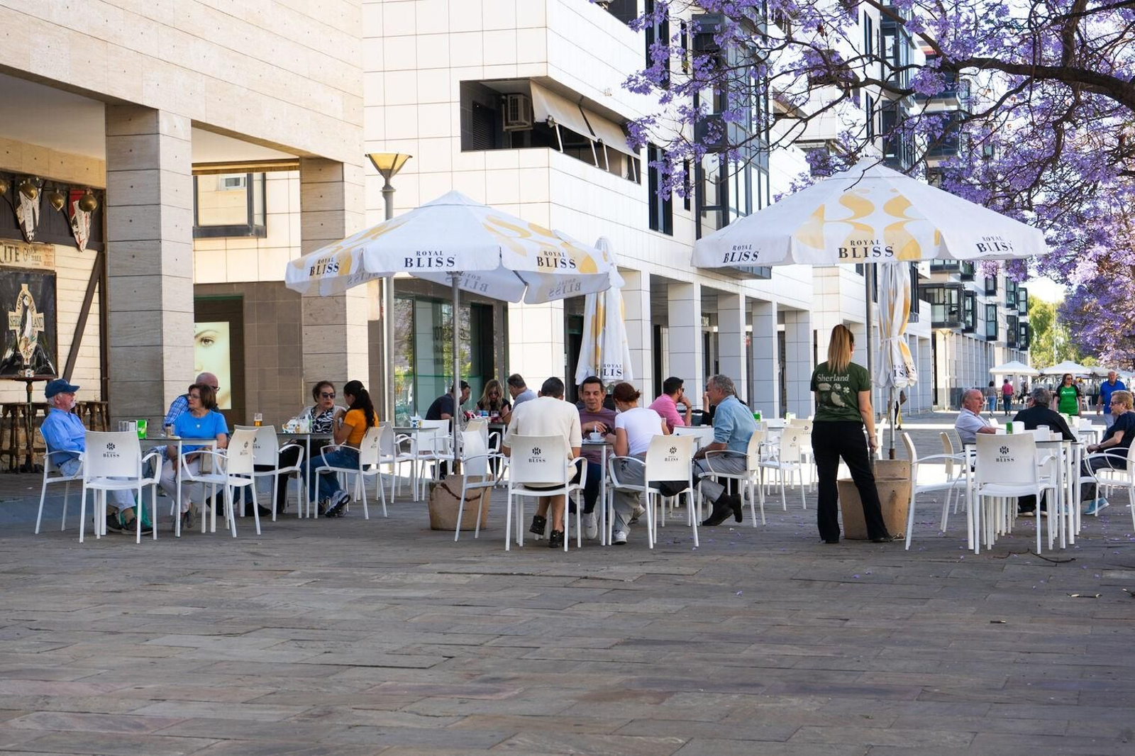 Terraza de un bar en la capital onubense.