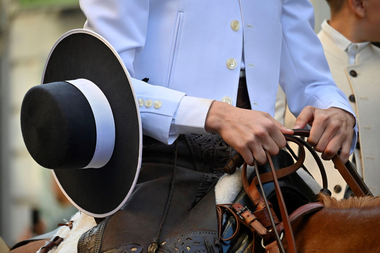 Imágenes de los peregrinos de la Hermandad de Emigrantes en su salida por las calles de Huelva