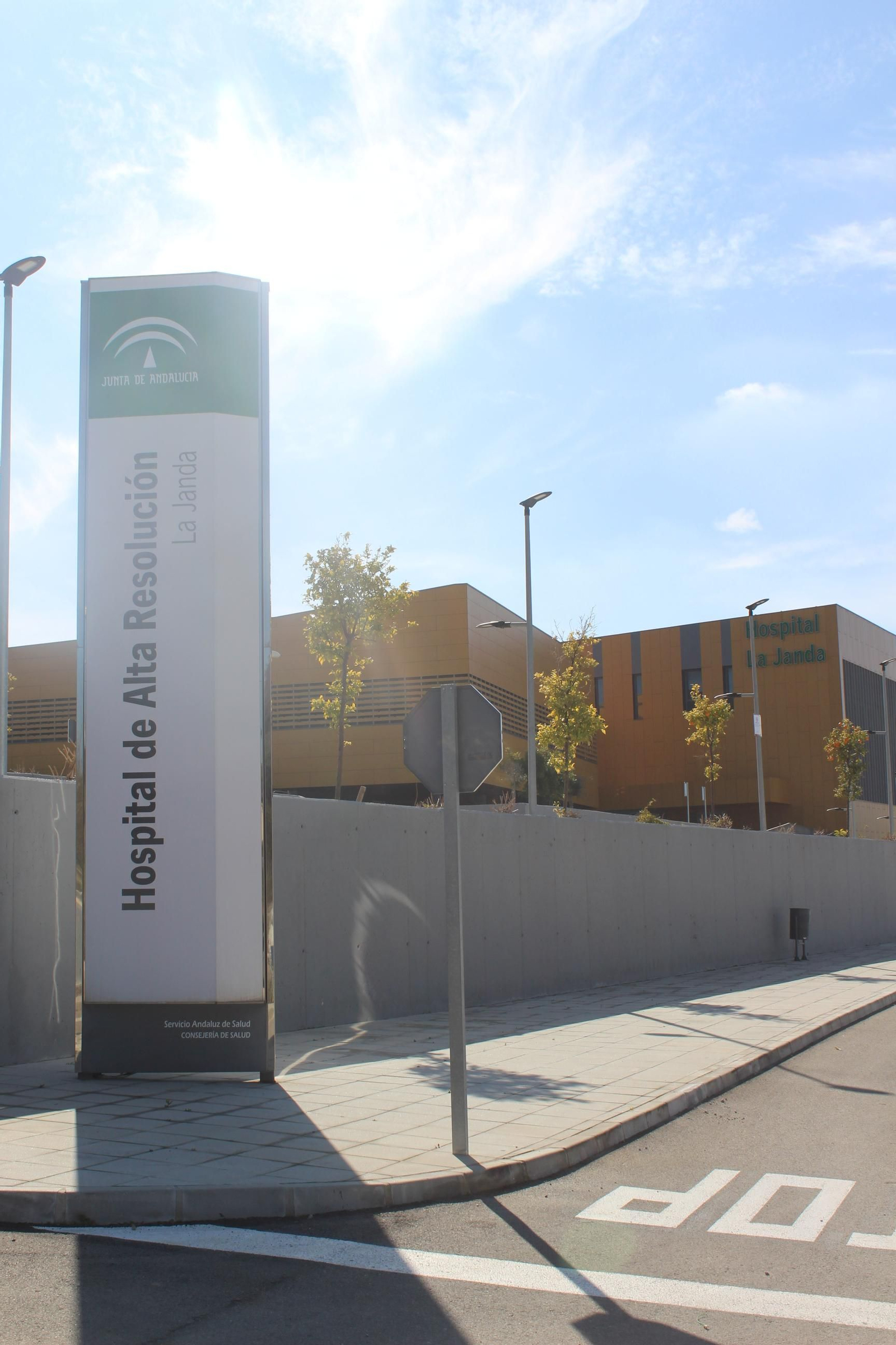 El nuevo luminoso ya luce en la fachada del hospital jandeño.