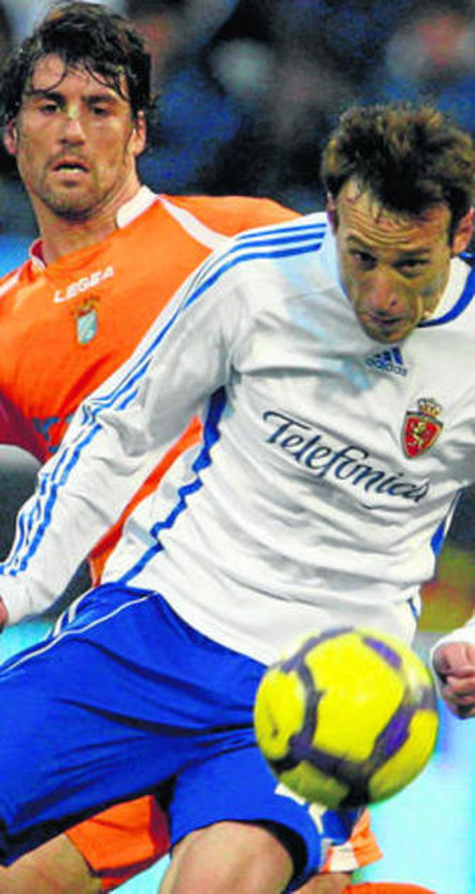 Mario Bermejo, en plena pelea con el zaragocista Pulido.