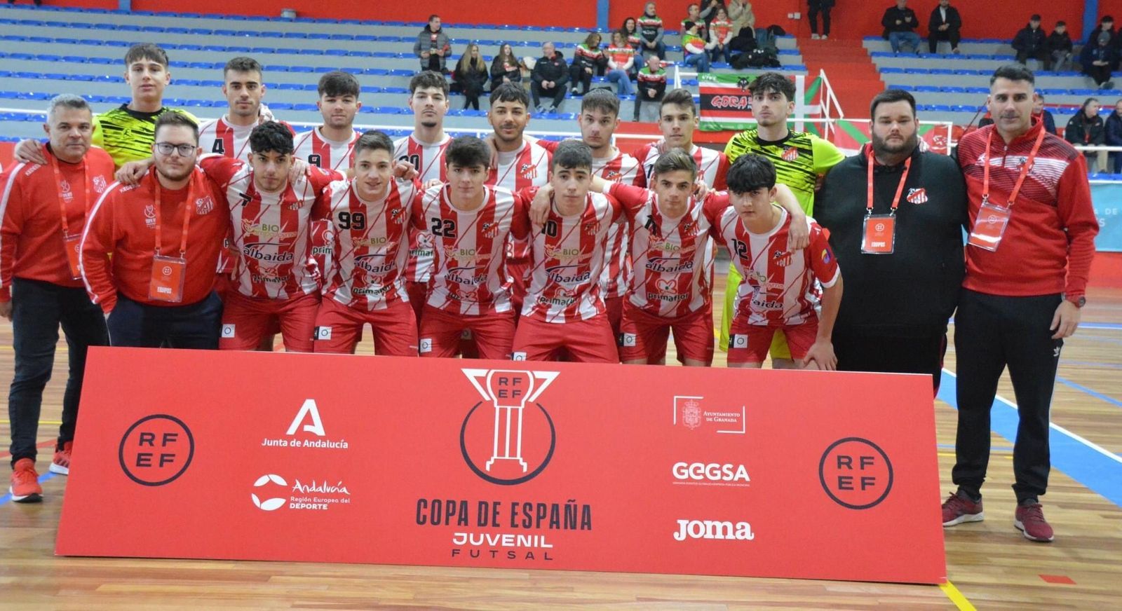 Los jugadores del Sporting Almería y su cuerpo técnico posan antes de la disputa de un partido en la pasada Copa de España Juvenil.
