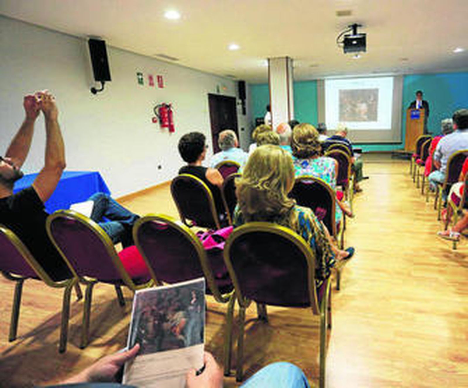 Parte del público asistente ayer a la subasta en el Hotel Tryp.