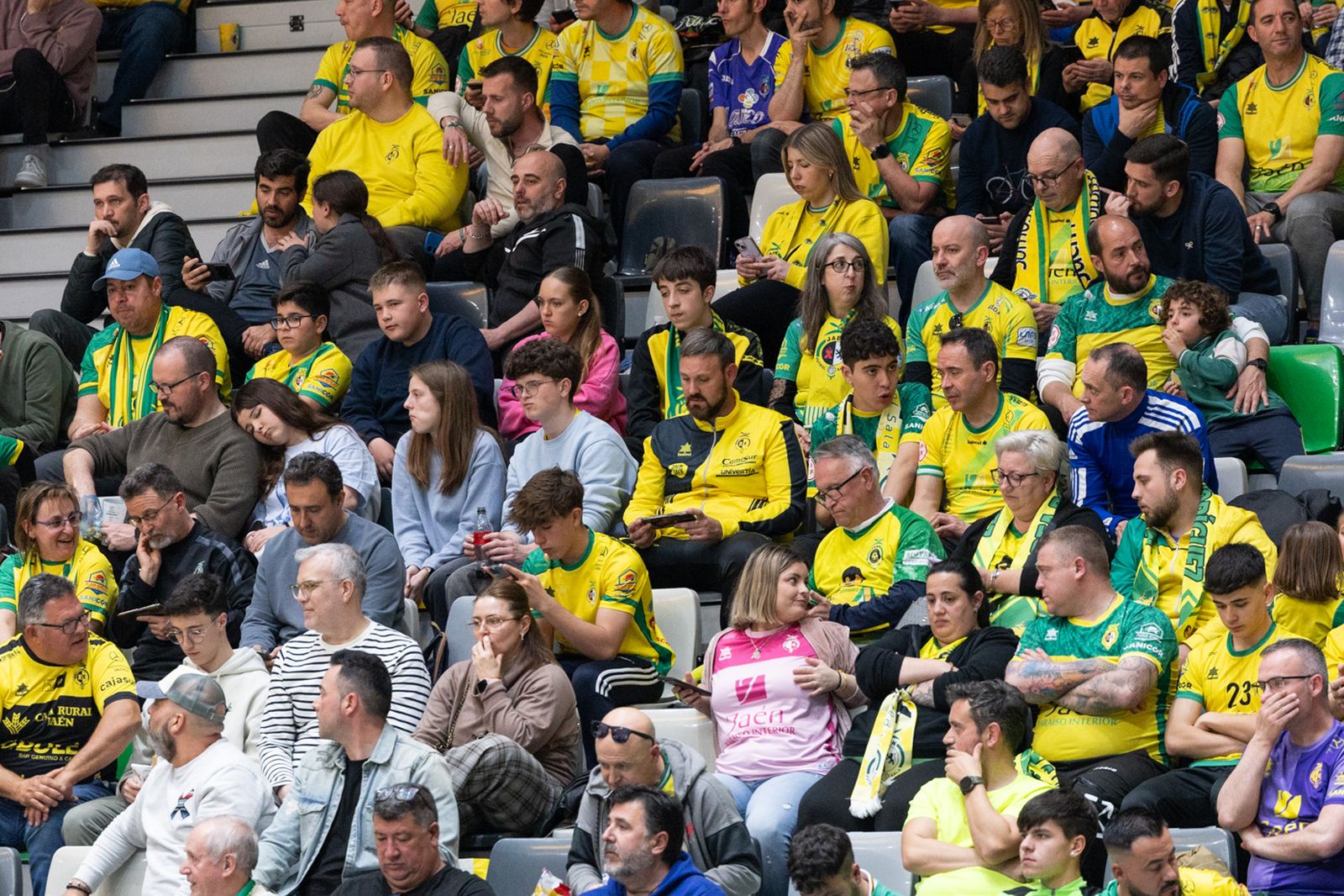 En imágenes: la afición y mejores jugadas del Jaén FS - Jimbee Cartagena
