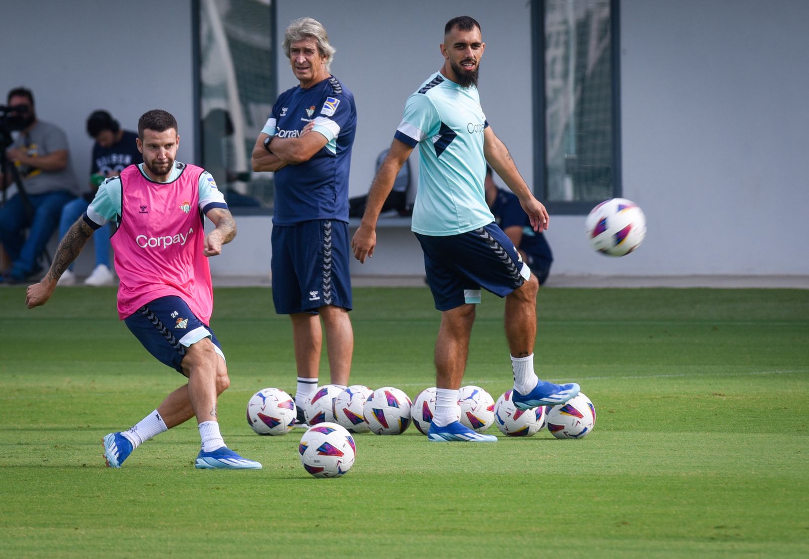 Ruibal golpea la pelota en el último entrenamiento del Betis ante la mirada de Pellegrini y Borja Iglesias.