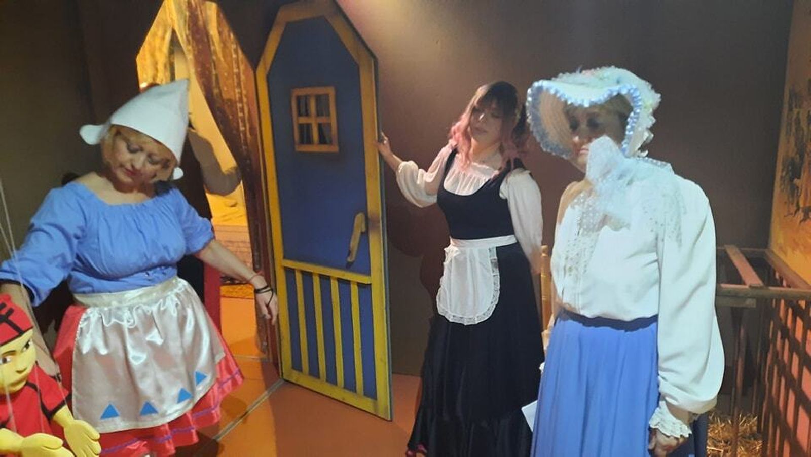 Tanto el público infantil como sus familiares disfrutaron de la caracterización de los personajes que daban vida al cuento.