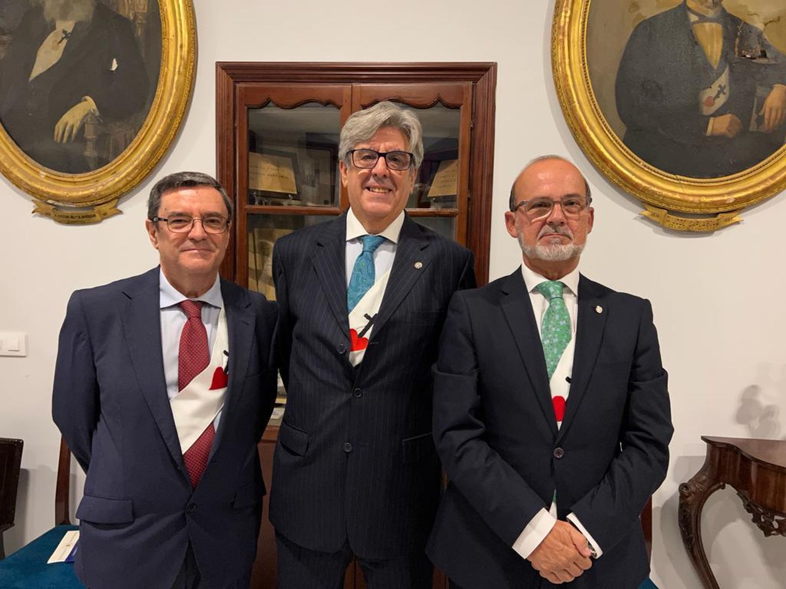 Carlos Domínguez-Mompell, Adolfo Baturone y Manuel Rodríguez-Piñero, en la sala Cabildo de la Hermandad.