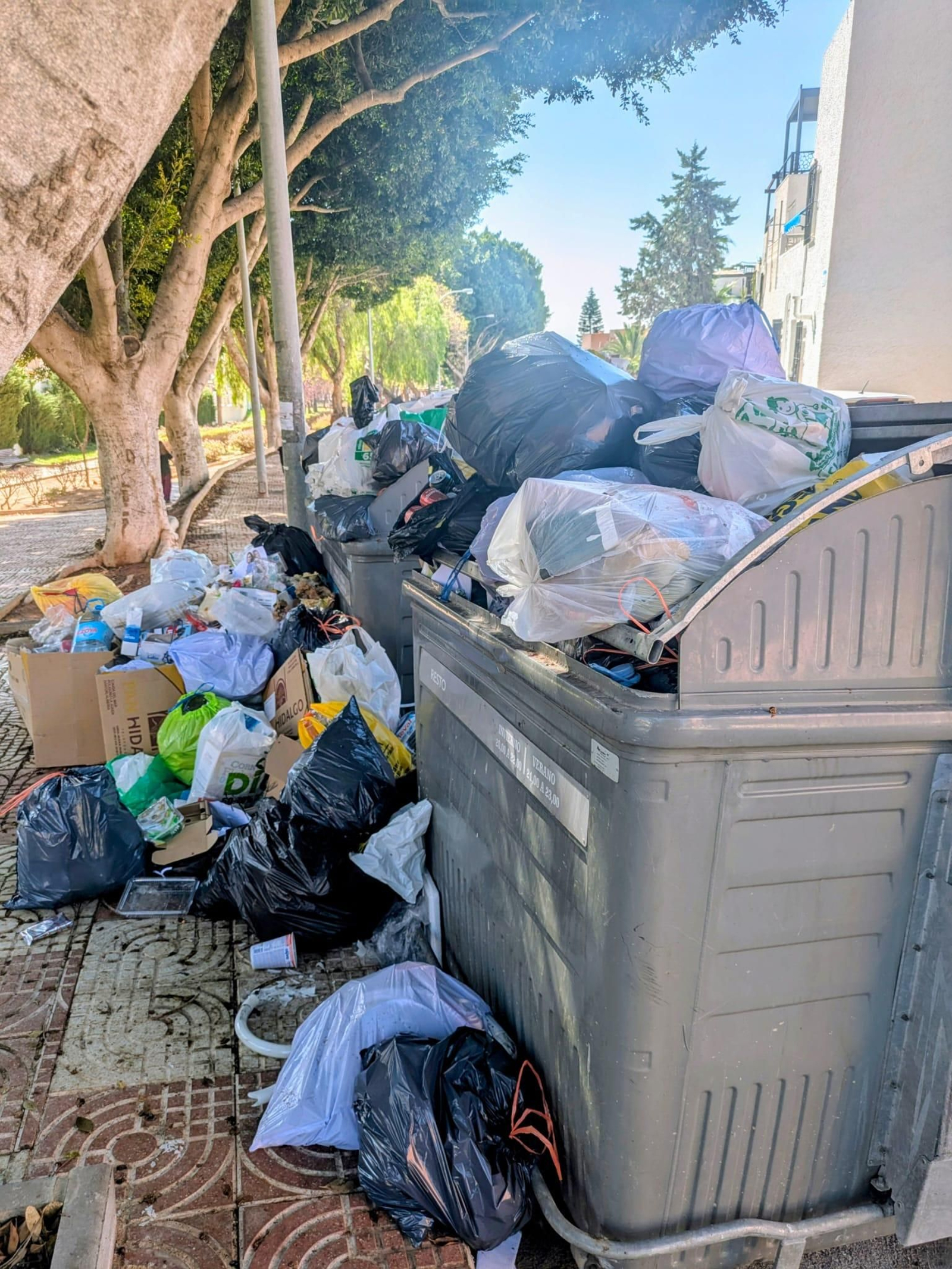 Así luce Roquetas en plena Semana Santa tras cuatro días de huelga de recogida de basura
