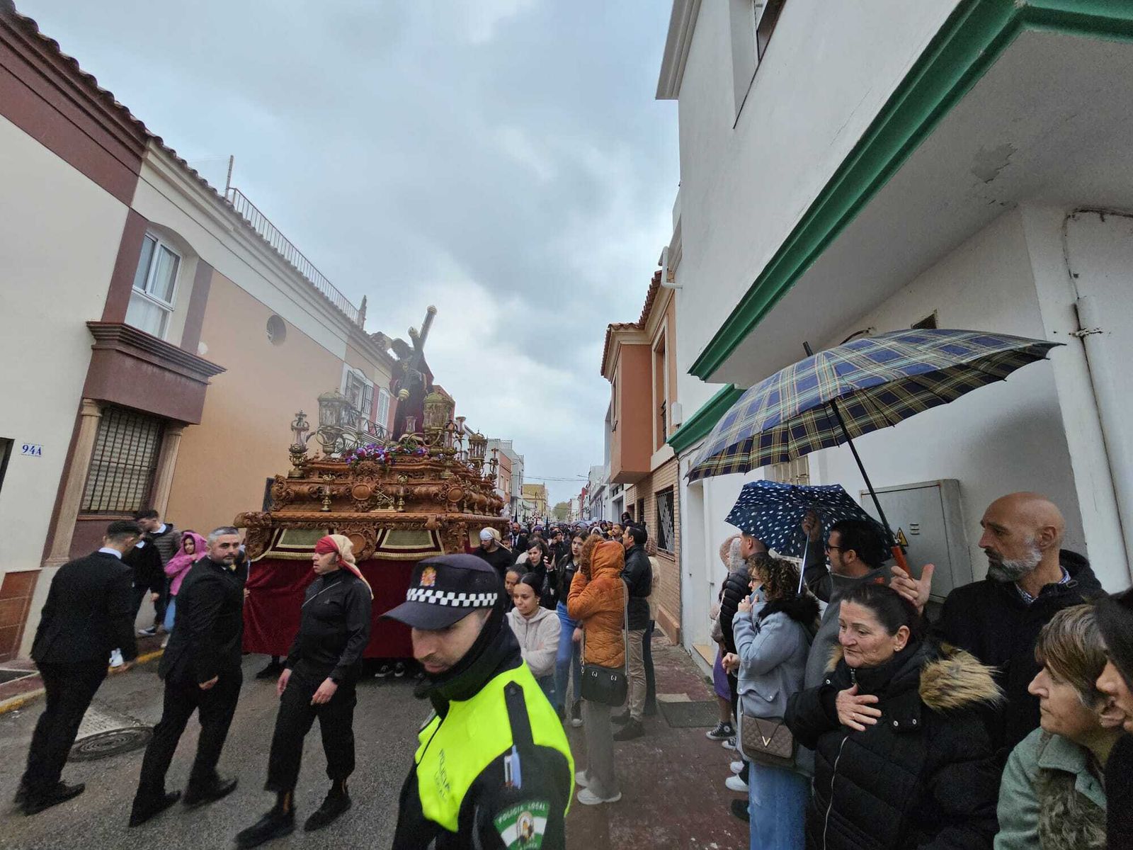 El paso de Jesús de las Penas, de regreso a su templo por la lluvia.