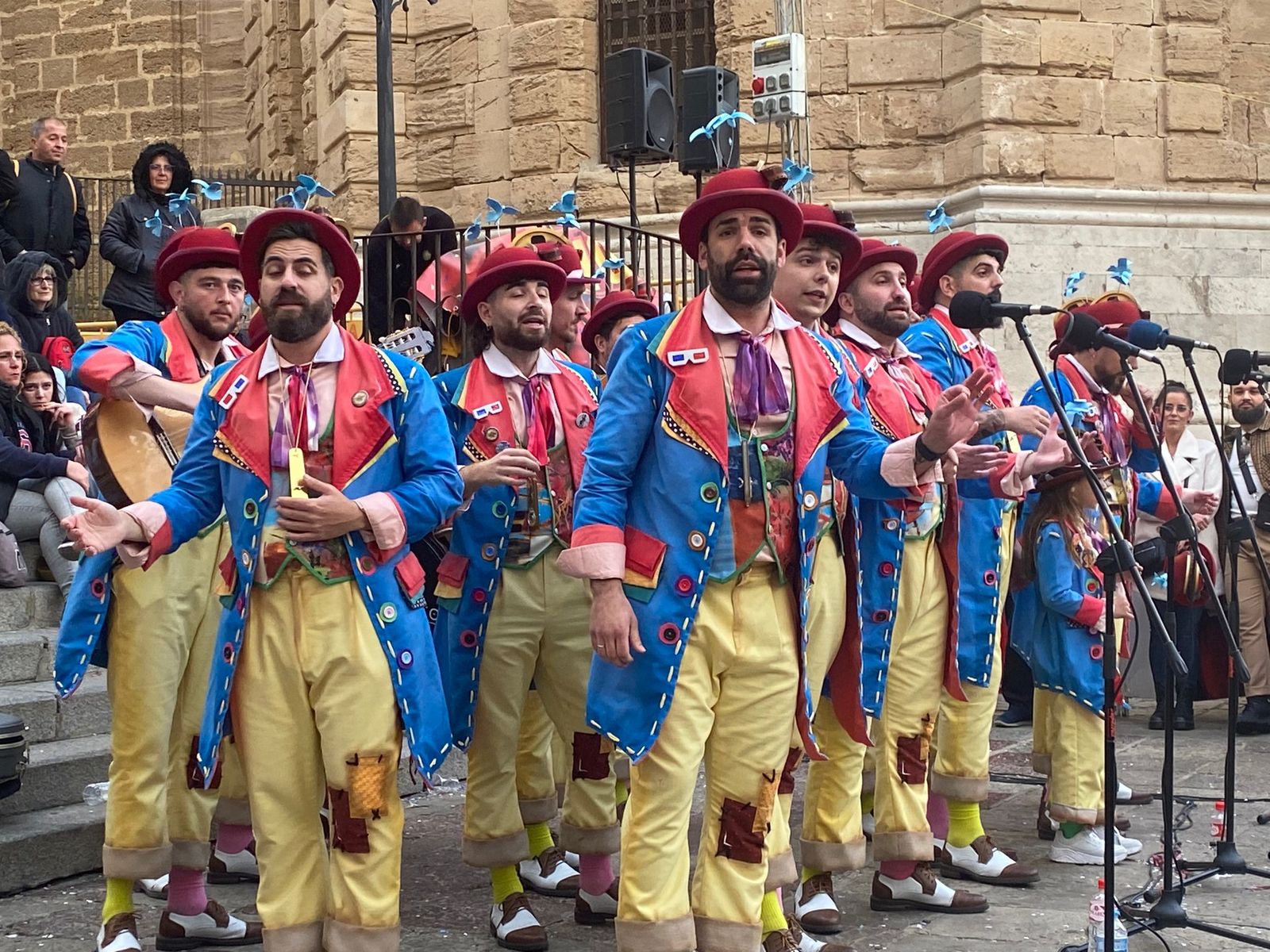 Una comparsa cantando en el concurso de 'Antifaz Violeta'.