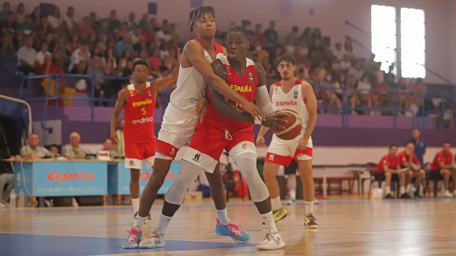 Fotos del segundo partido de baloncesto entre España sub-20 y España sub-22 en La Línea