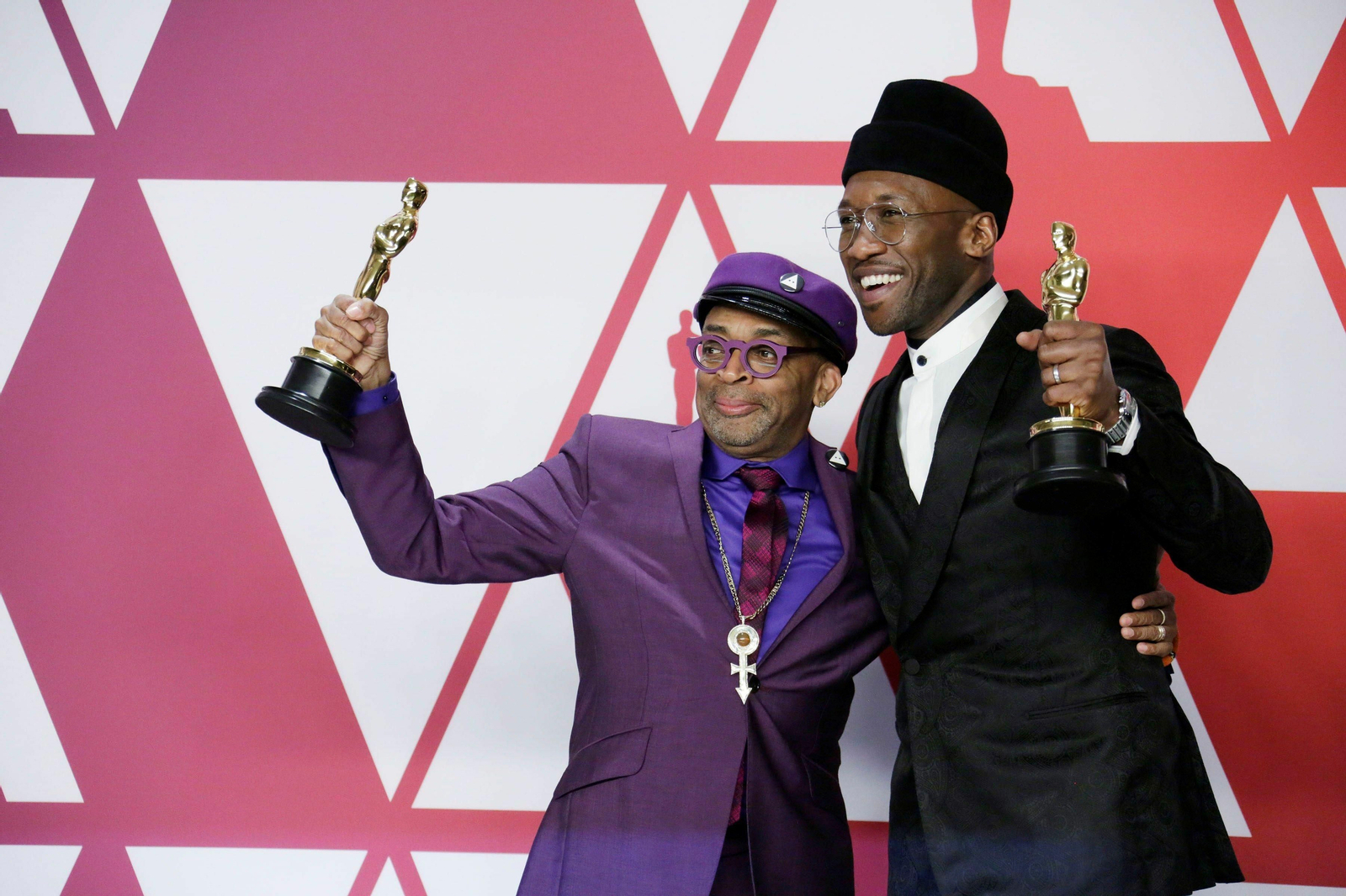 El actor Mahershala Ali ganador de la estatuilla a mejor actor secundario por 'Green Book' y el director Spike Lee, ganador de la estatuilla a mejor guión adaptado