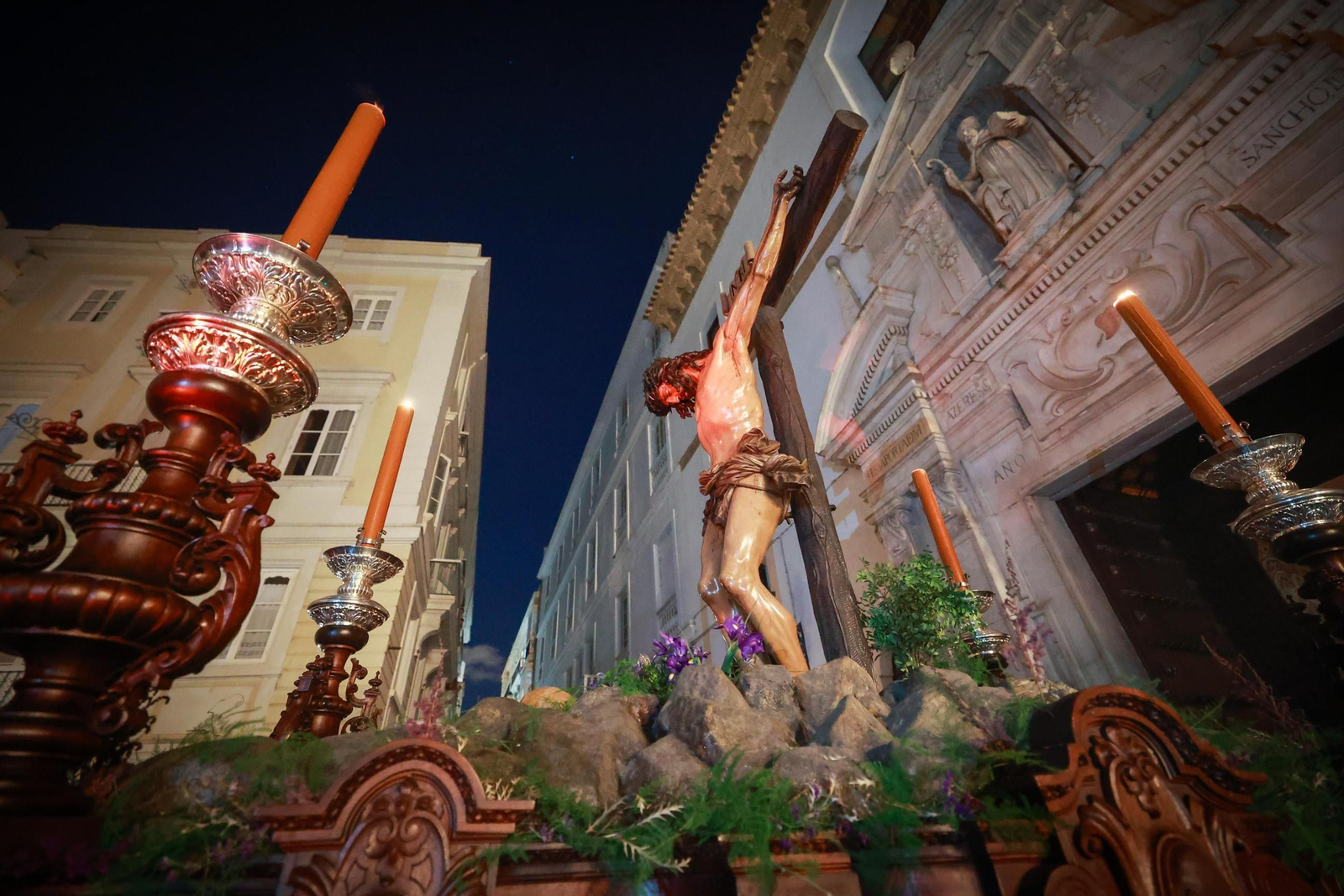 Imágenes de la salida de Buena Muerte en la Semana Santa de Cádiz 2025