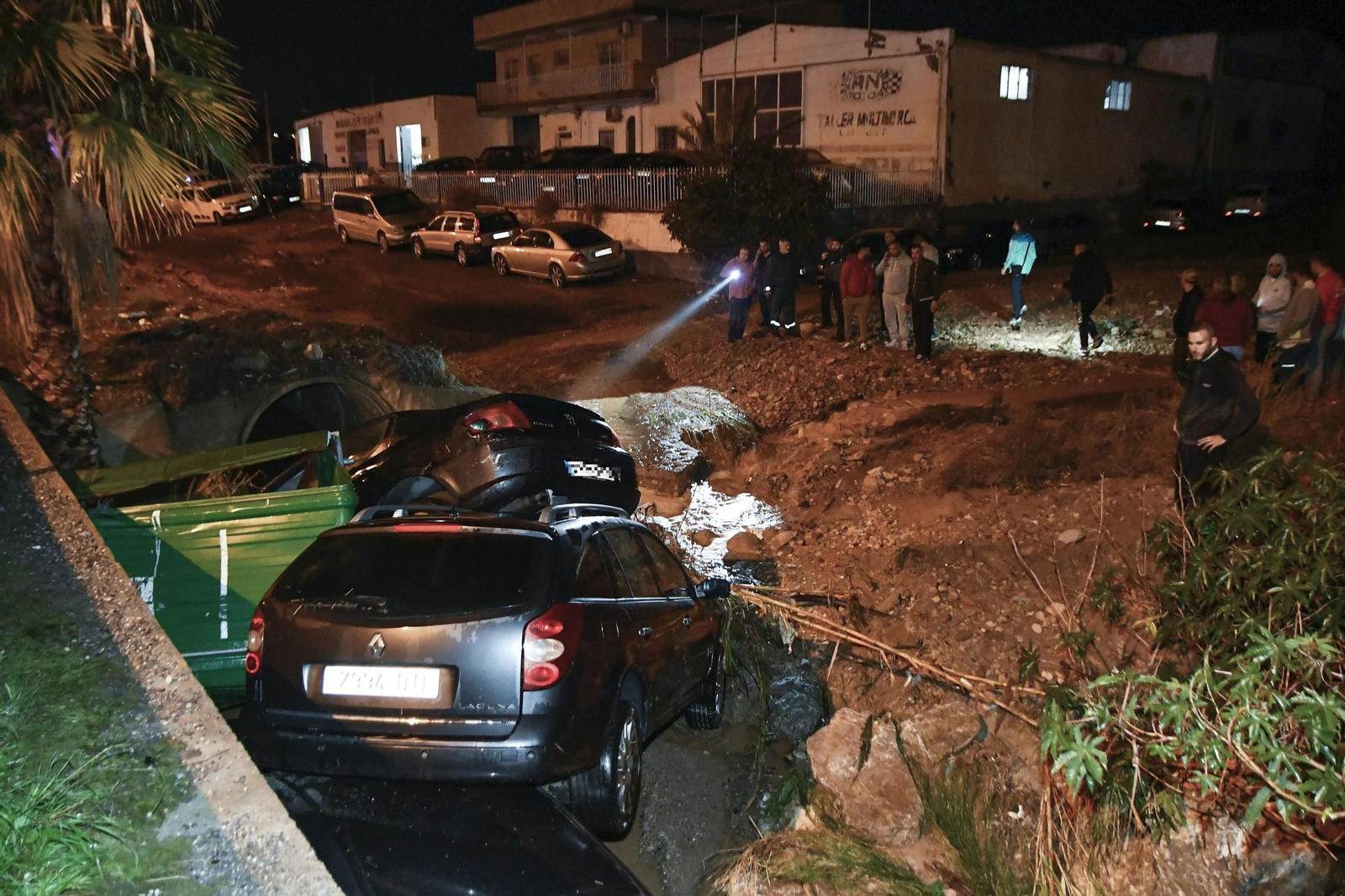 El agua arrastra vehículos en la autovía A-7.