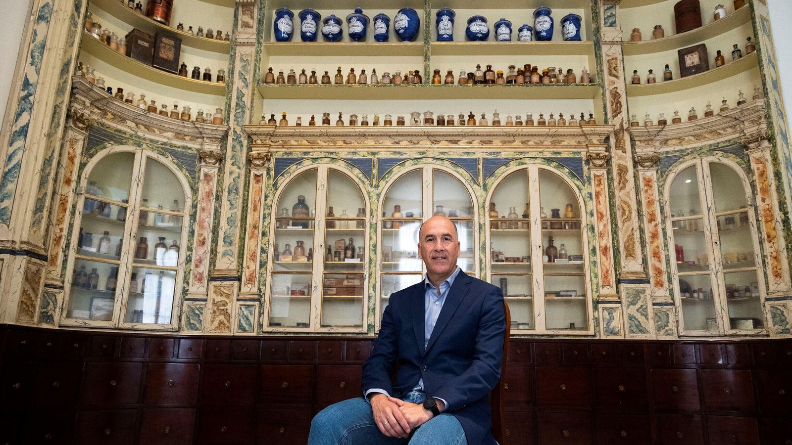El presidente de los farmacéuticos de Cádiz, ante una antigua botica, en el museo colegial.