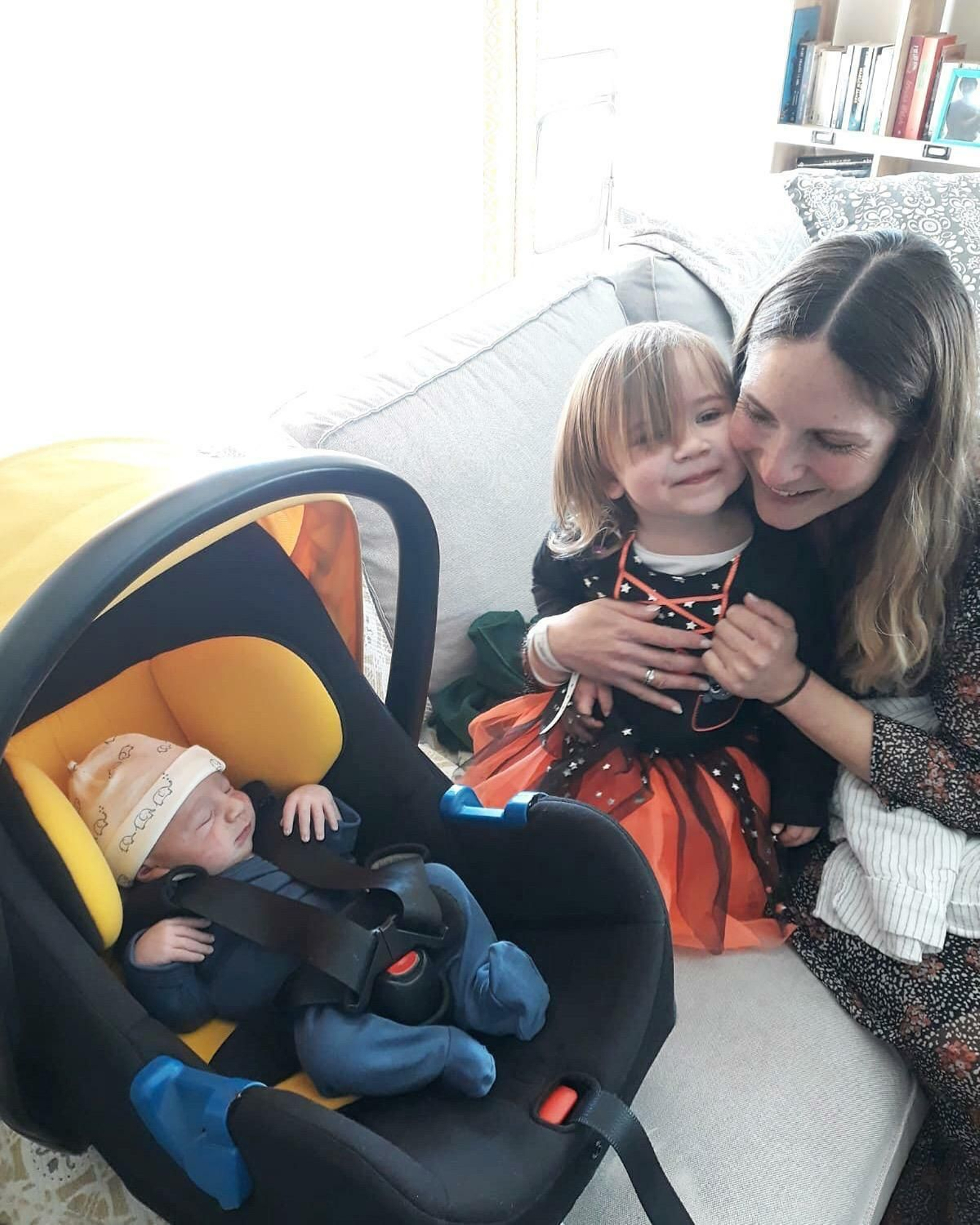 Erika López junto a su bebé recién nacido y su pequeña de dos años.