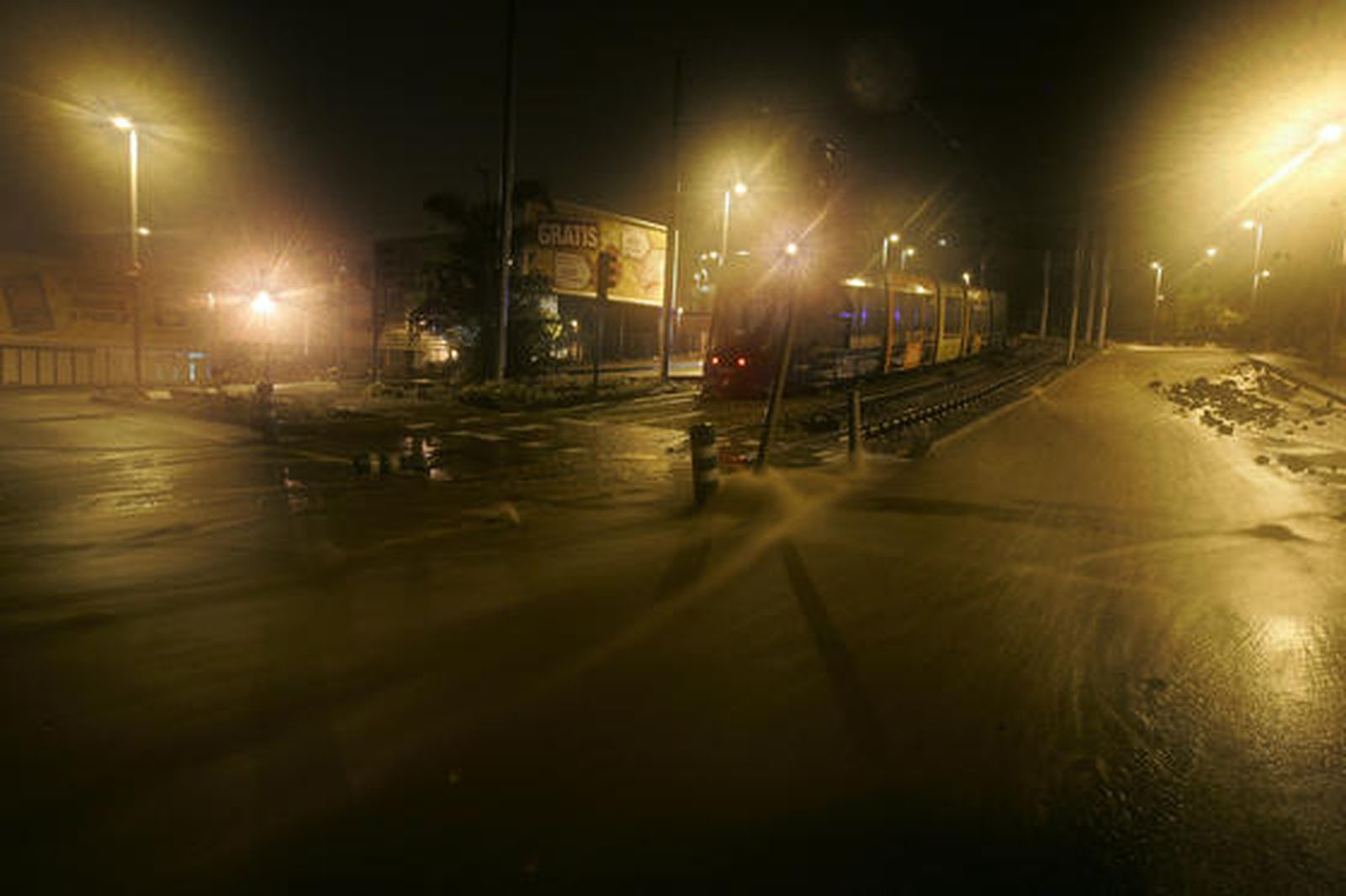 Daños en una calle de Santa Cruz de Tenerife por las intensas lluvias.

Foto: Desirée Martín (Afp)