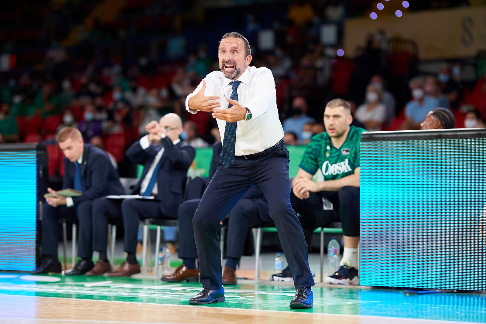 Joan Plaza da instrucciones durante un partido de esta temporada.