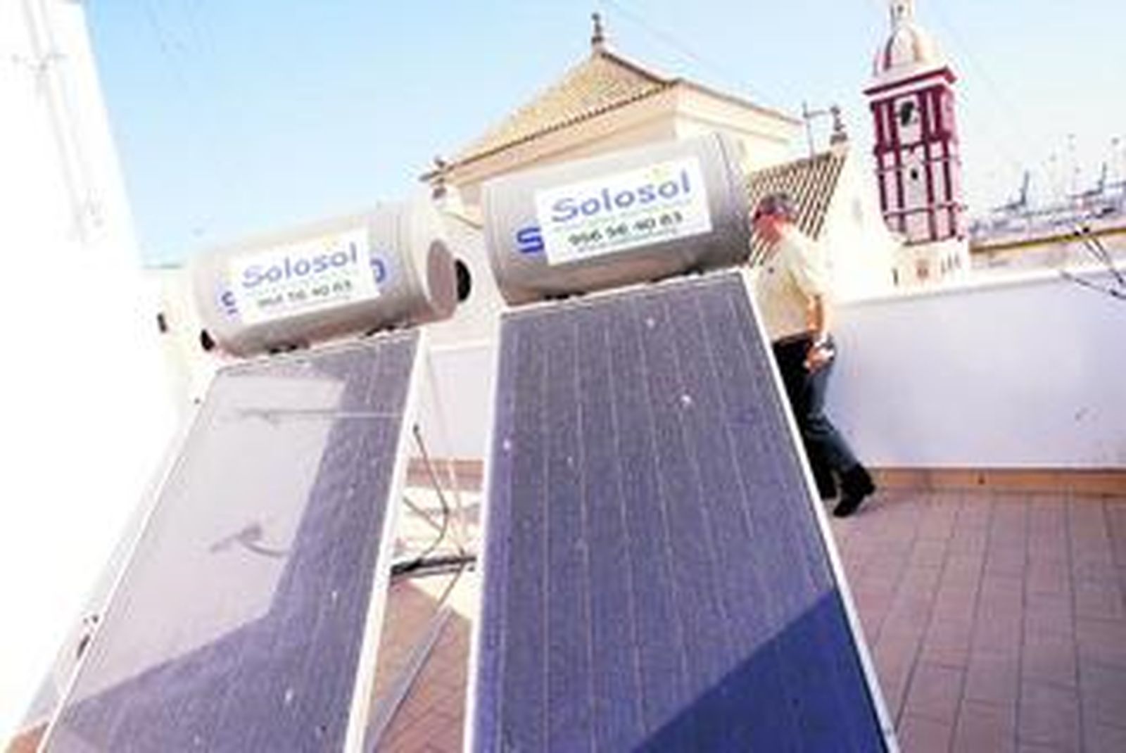 Las placas solares en la finca de la calle Gabriela Ortega construida en un terreno aprovechado al milímetro.