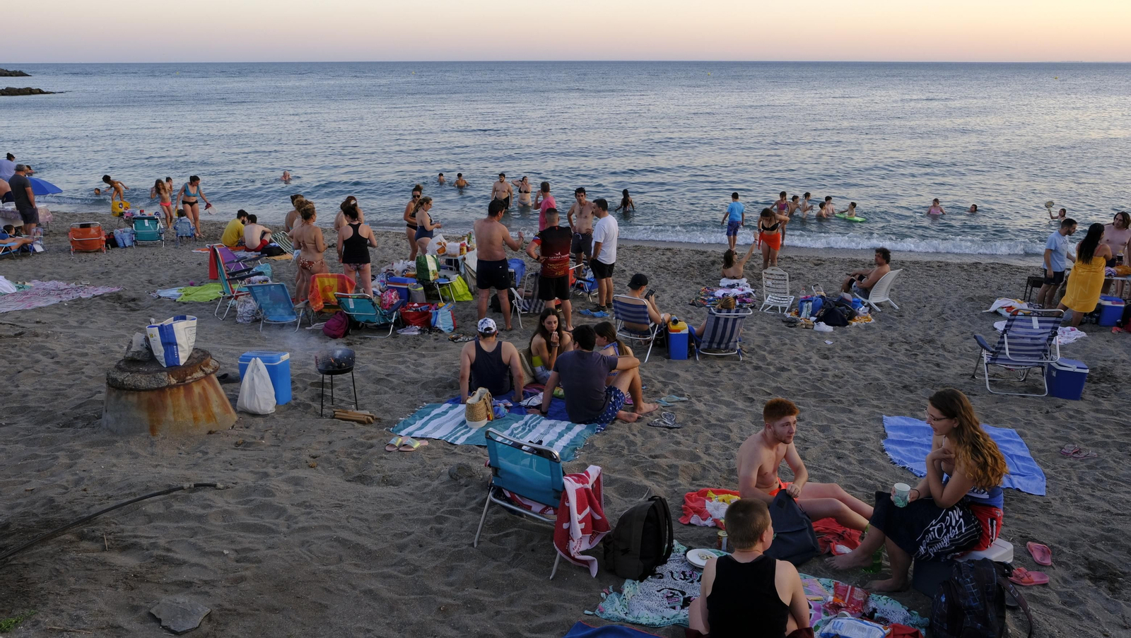 Imágenes de las hogueras de la Noche de San Juan en Almería capital