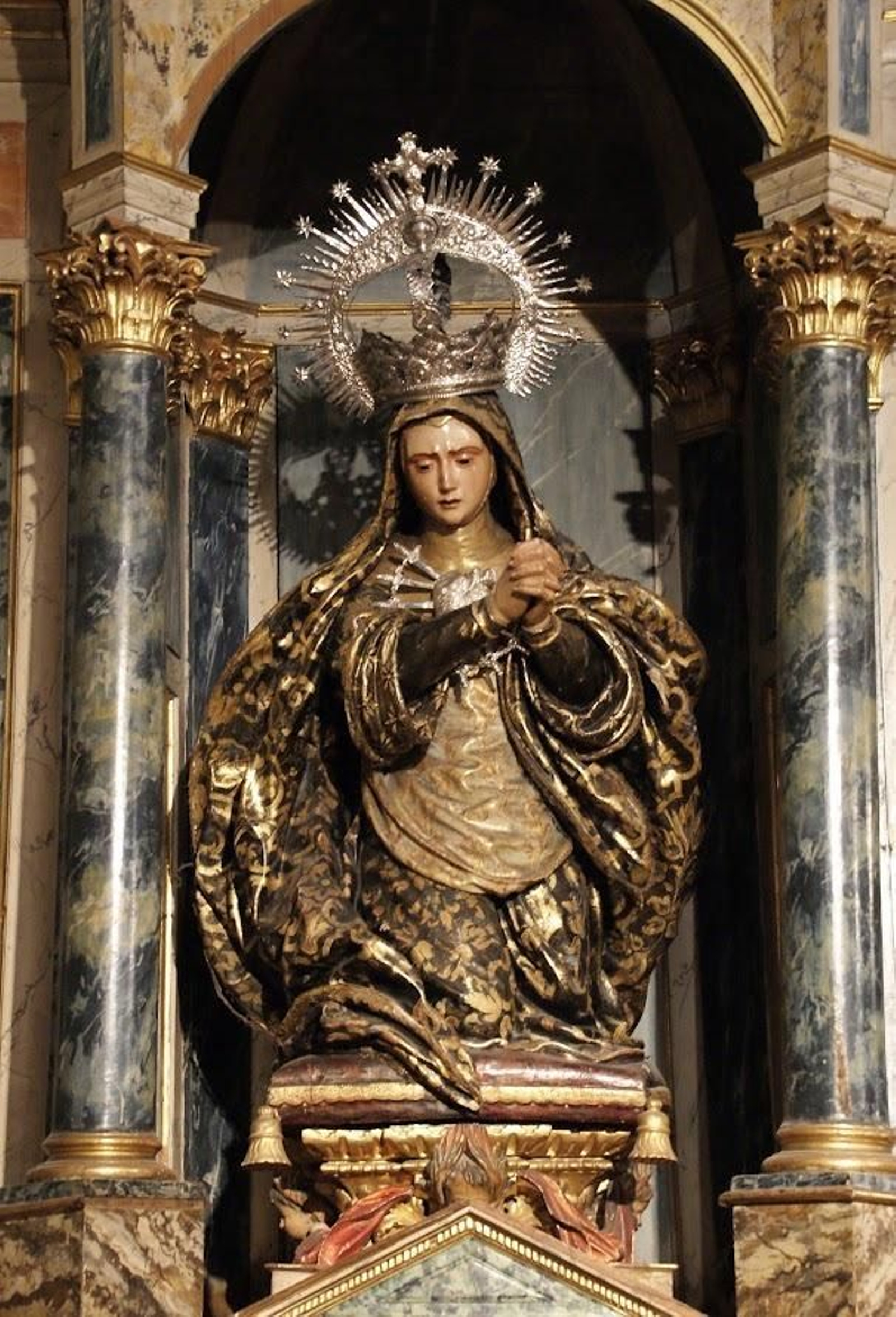 La fantástica Dolorosa arrodillada.