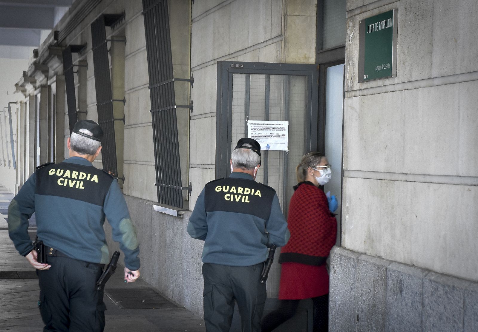 La resistencia en el juzgado de guardia: abogados, policía y guardia civil en el Prado de San Sebastián