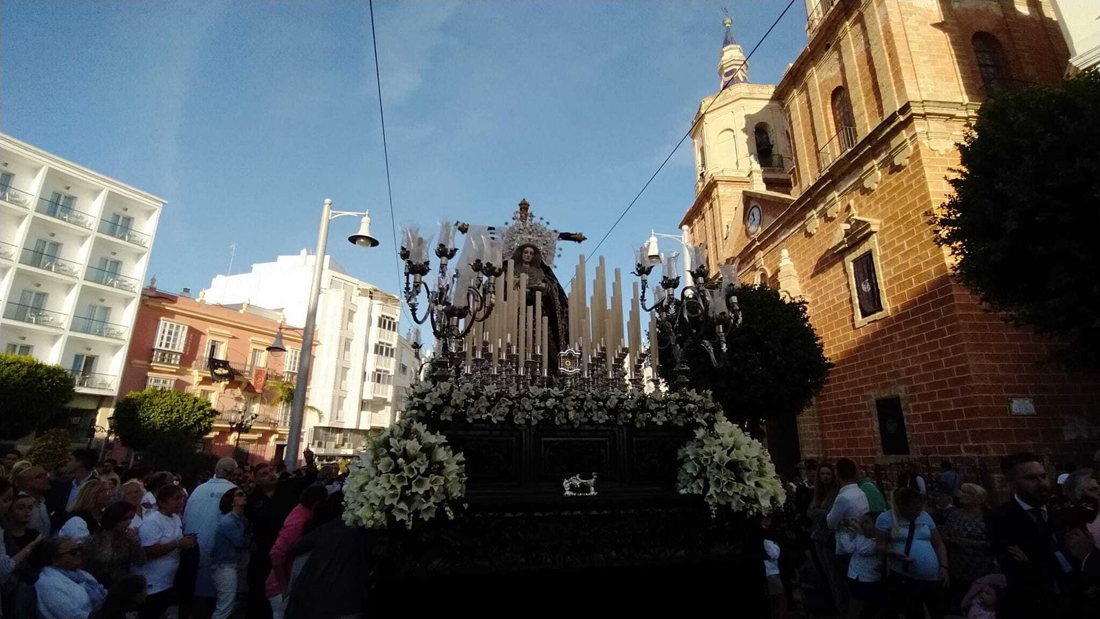 Las imágenes de la Soledad en procesión por las calles de San Fernando