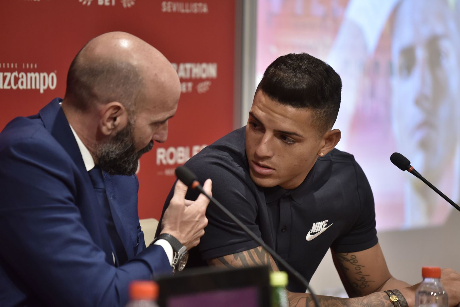 Monchi traduce una pregunta a Diego Carlos en la presentación de éste, en julio de 2019.