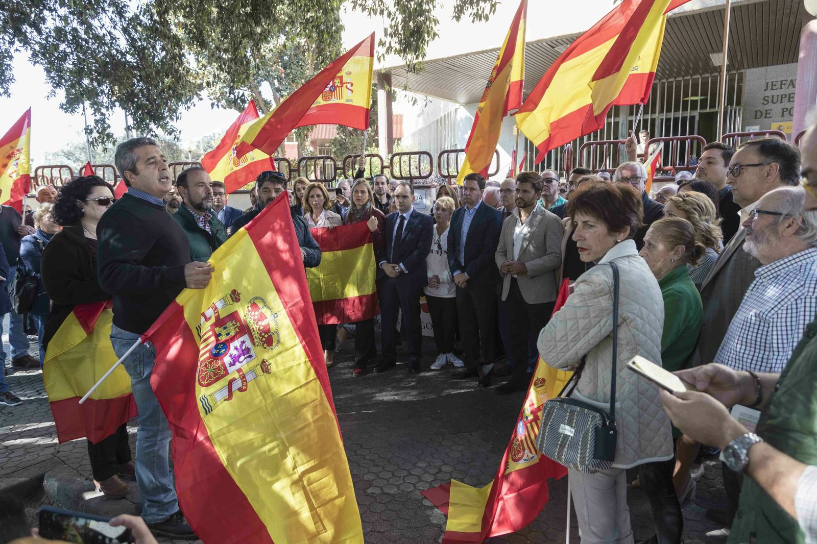 Los representantes de los sindicatos de la Policía Nacional, en la concentración de este lunes.
