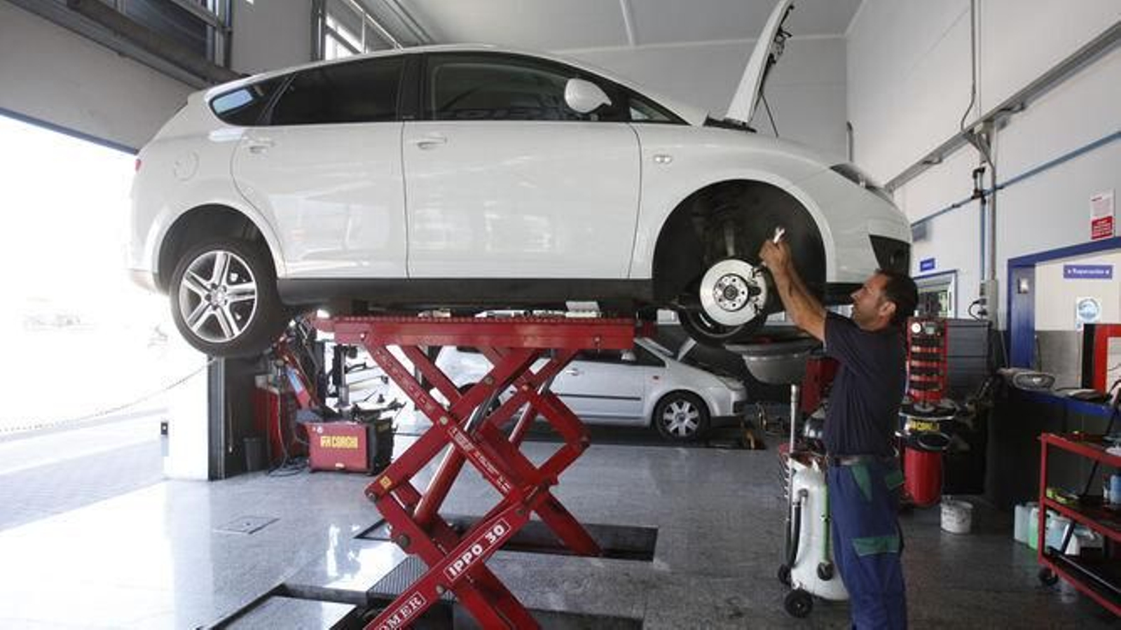 Un mecánico realiza una revisión previa de vacaciones.