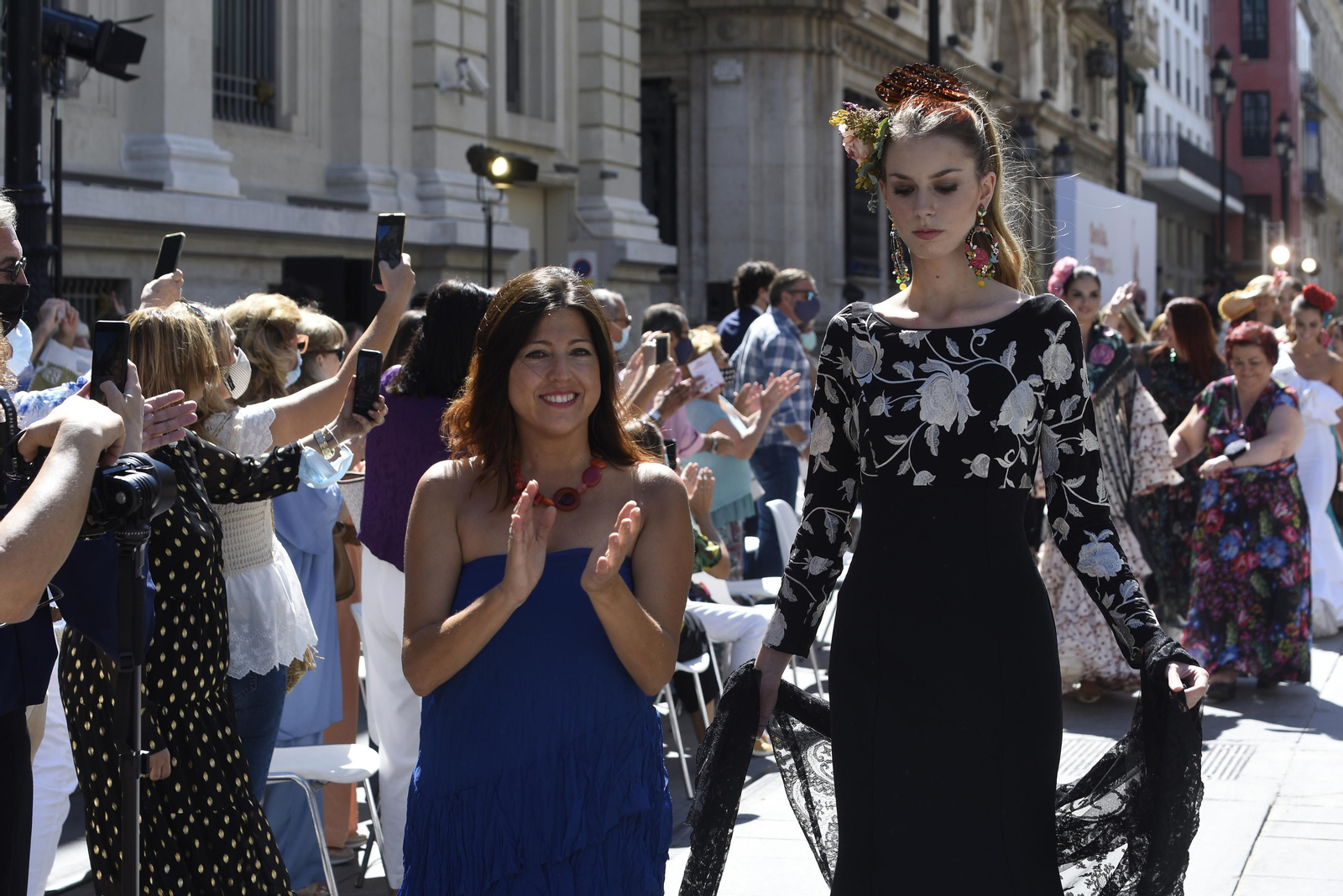 El desfile de moda flamenca de la Avenida de la Constitución, en imágenes