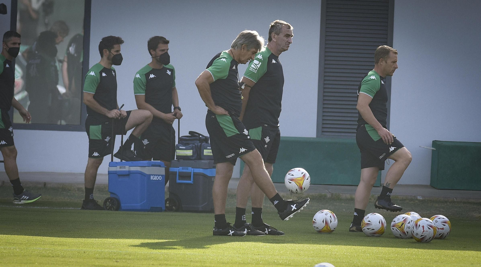 Manuel Pellegrini juega con un balón durante un entrenamiento en la ciudad deportiva acompañado por su segundo, Rubén Cousillas.