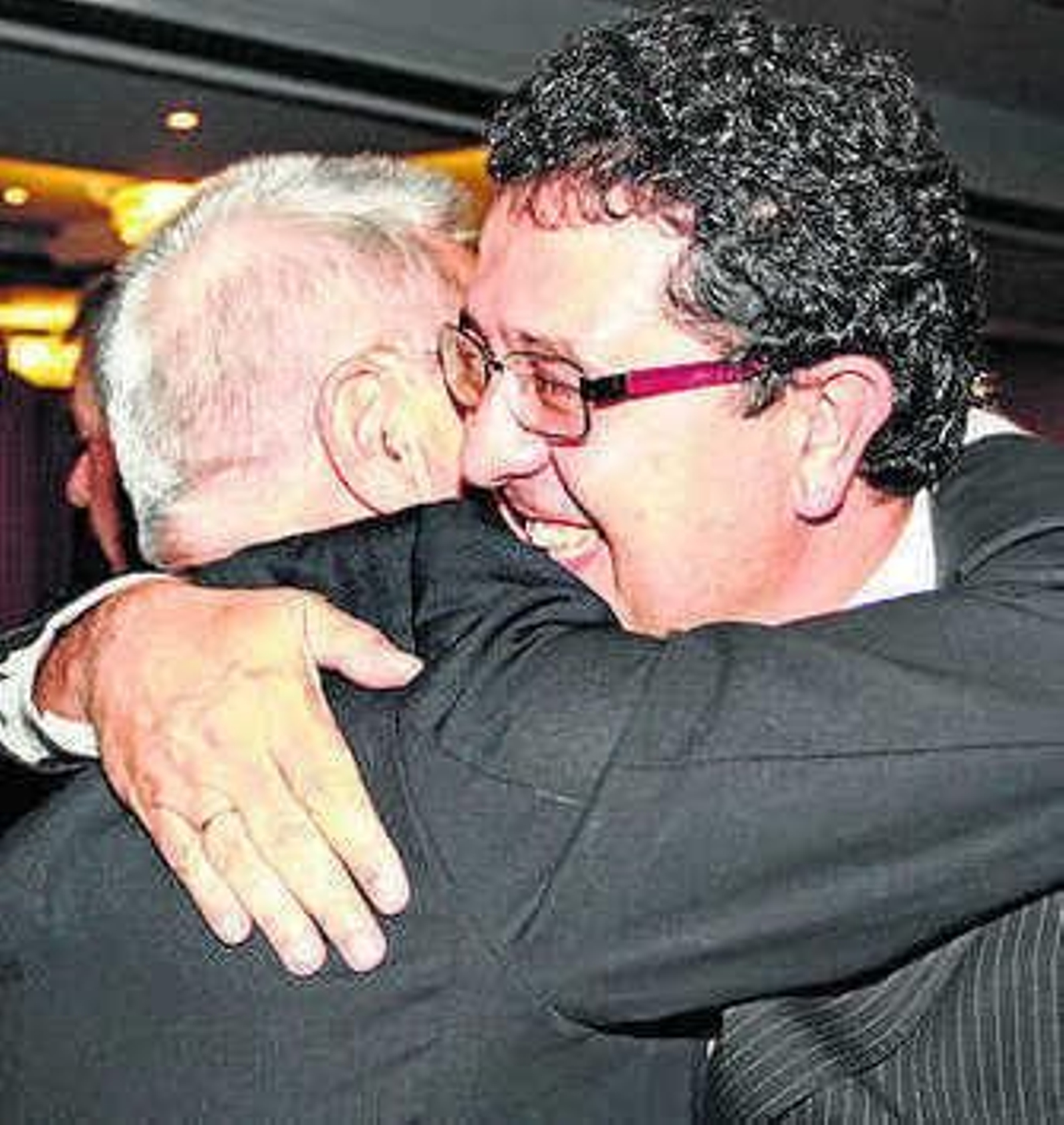 Serrano abraza a Baena Bocanegra.