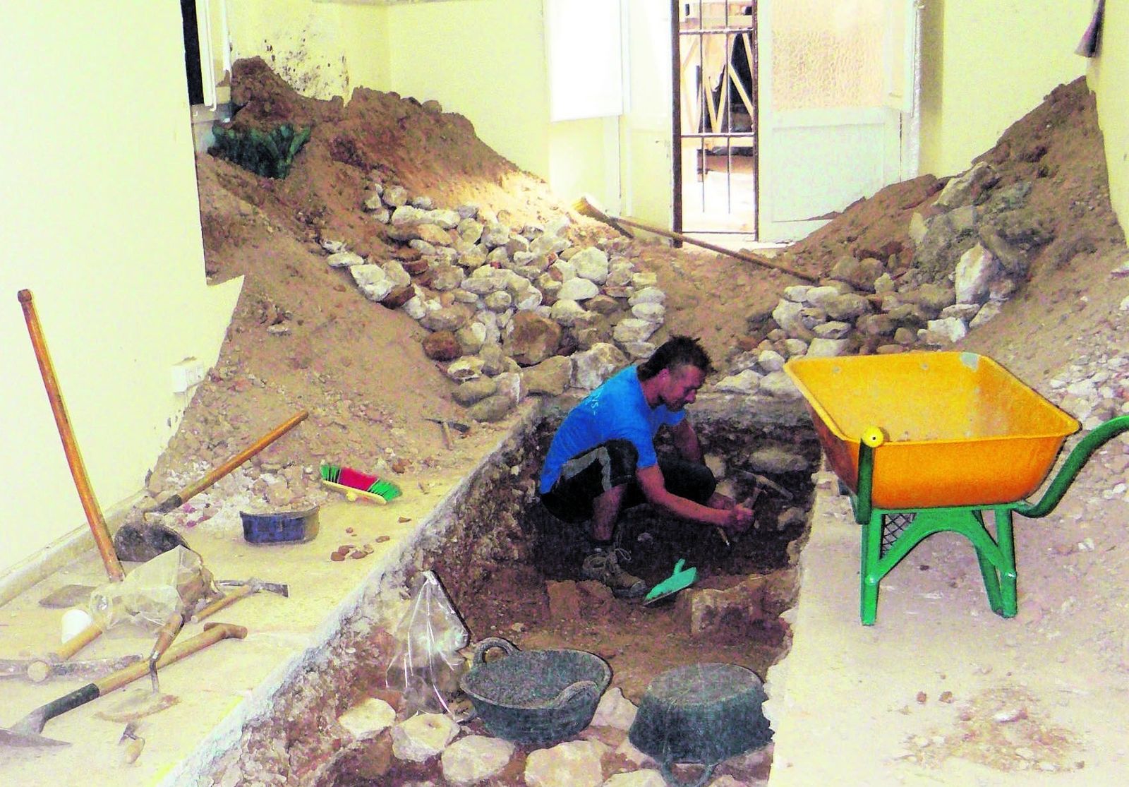 Trabajos en las excavaciones de la Plaza Vieja de Almería.
