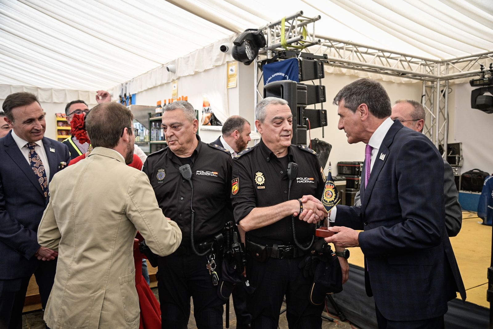Bicentenario más uno en la caseta de la Policía Nacional