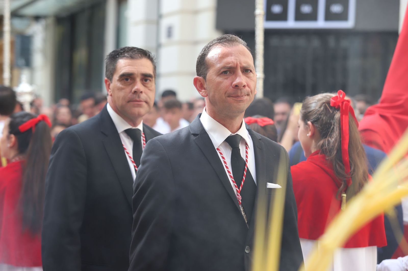 Imágenes del recorrido de la Borriquita  por las calles de Huelva